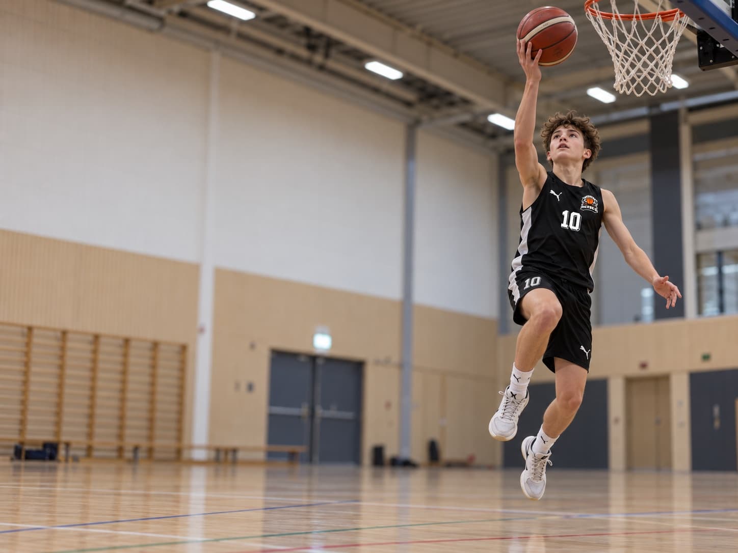 Spiller i Haslev Heroes-trøje springer op til en lay-up